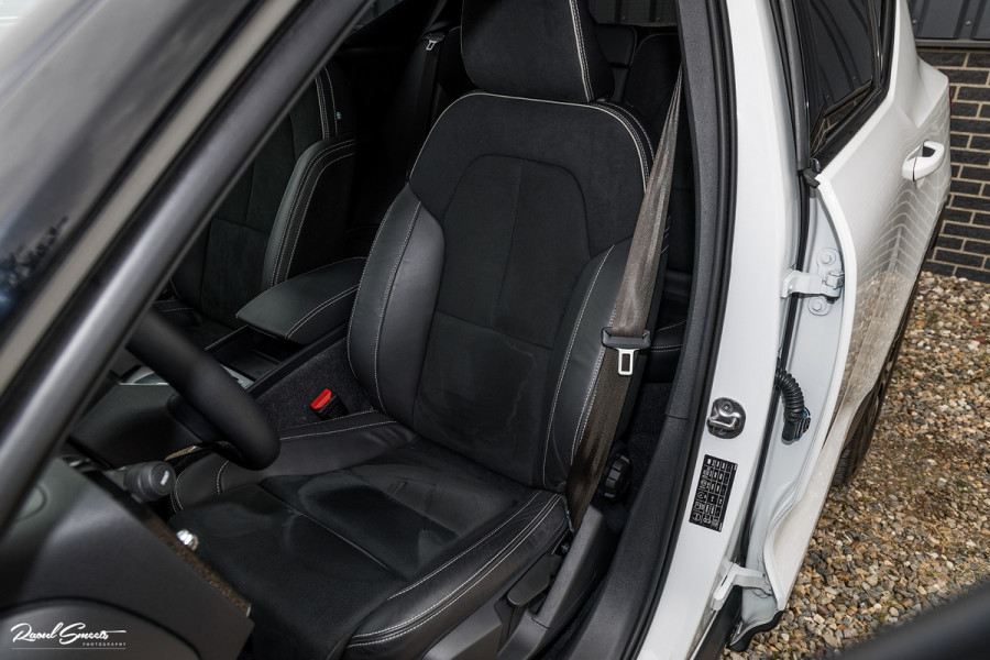 Volvo XC40 1.5 T4 Recharge R-Design Harman Kardon | Panorama dak | Zwenkbare trekhaak | Apple carplay |