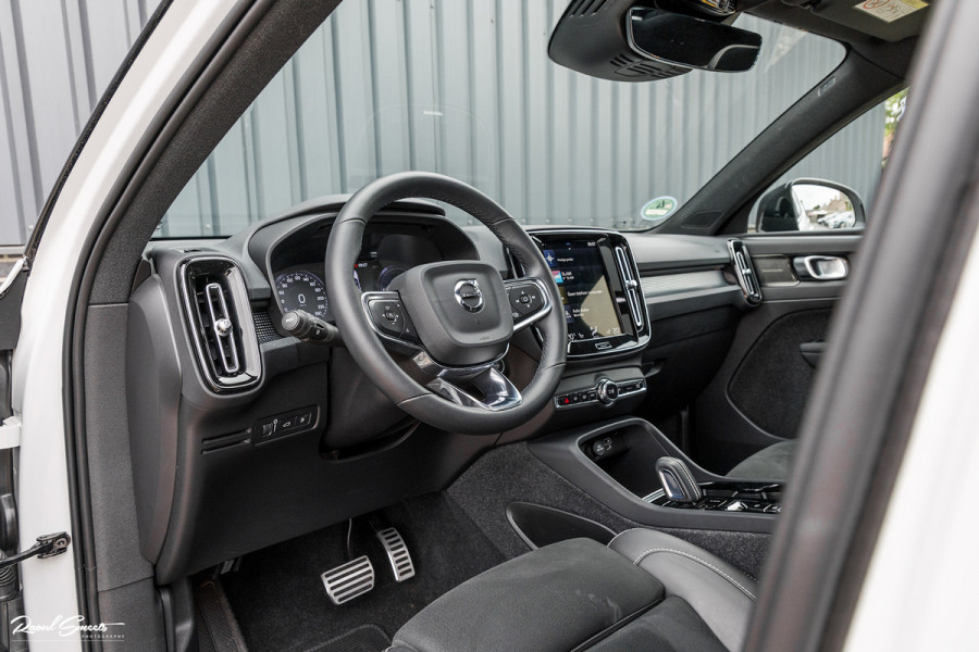 Volvo XC40 1.5 T4 Recharge R-Design Harman Kardon | Panorama dak | Zwenkbare trekhaak | Apple carplay |