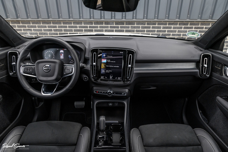 Volvo XC40 1.5 T4 Recharge R-Design Harman Kardon | Panorama dak | Zwenkbare trekhaak | Apple carplay |