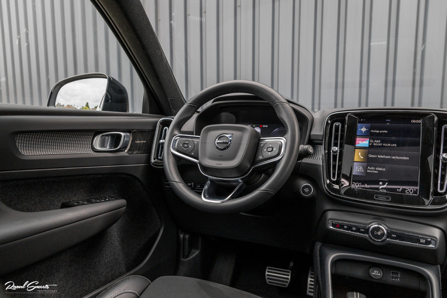 Volvo XC40 1.5 T4 Recharge R-Design Harman Kardon | Panorama dak | Zwenkbare trekhaak | Apple carplay |
