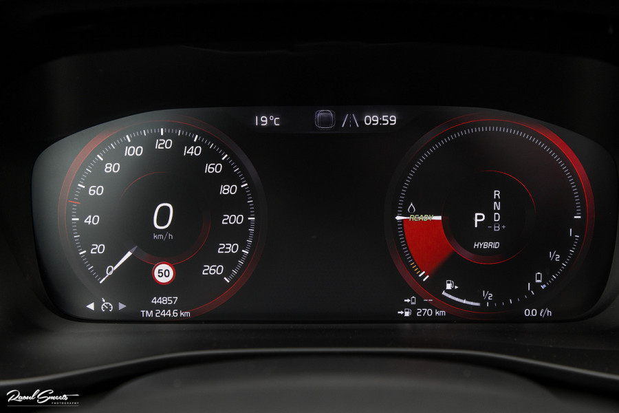 Volvo XC40 1.5 T4 Recharge R-Design Harman Kardon | Panorama dak | Zwenkbare trekhaak | Apple carplay |