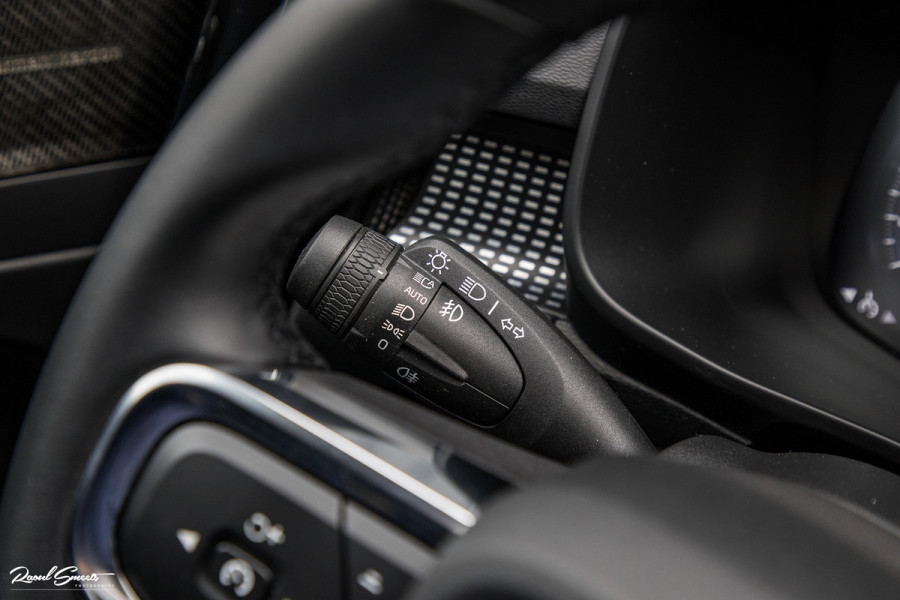 Volvo XC40 1.5 T4 Recharge R-Design Harman Kardon | Panorama dak | Zwenkbare trekhaak | Apple carplay |