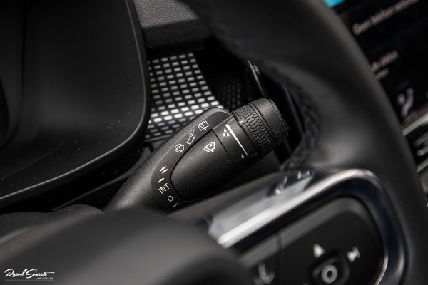 Volvo XC40 1.5 T4 Recharge R-Design Harman Kardon | Panorama dak | Zwenkbare trekhaak | Apple carplay |