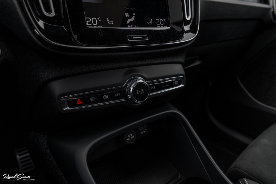 Volvo XC40 1.5 T4 Recharge R-Design Harman Kardon | Panorama dak | Zwenkbare trekhaak | Apple carplay |