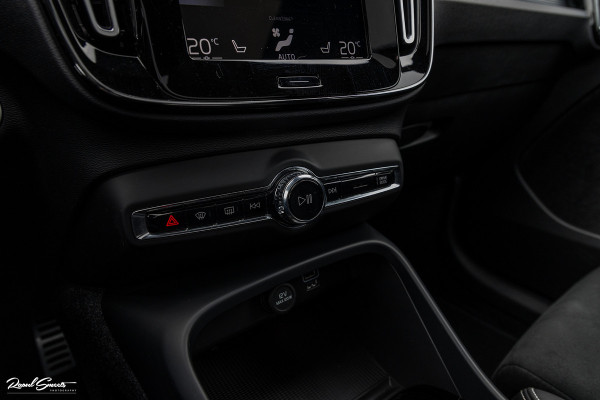 Volvo XC40 1.5 T4 Recharge R-Design Harman Kardon | Panorama dak | Zwenkbare trekhaak | Apple carplay |