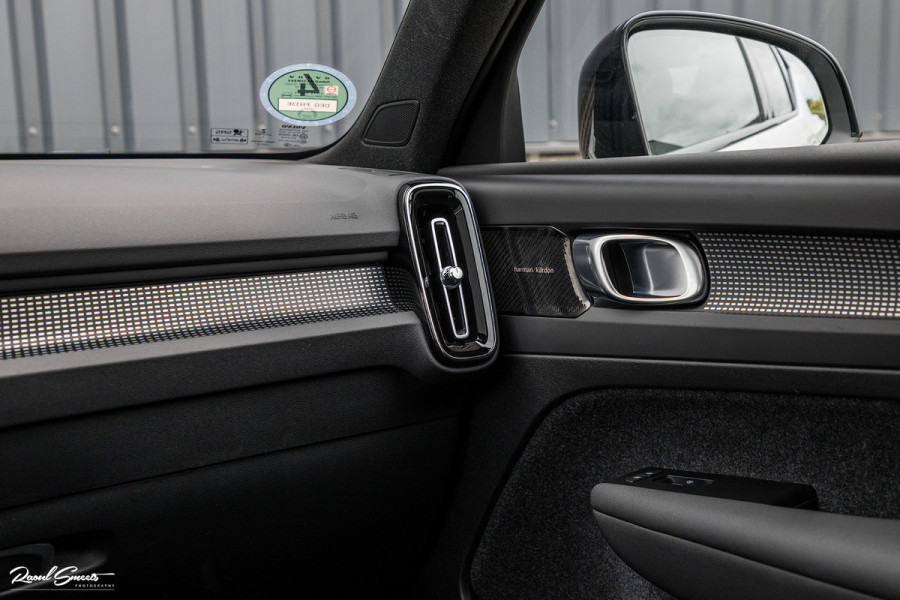 Volvo XC40 1.5 T4 Recharge R-Design Harman Kardon | Panorama dak | Zwenkbare trekhaak | Apple carplay |