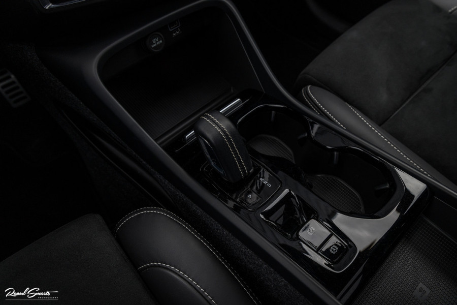 Volvo XC40 1.5 T4 Recharge R-Design Harman Kardon | Panorama dak | Zwenkbare trekhaak | Apple carplay |