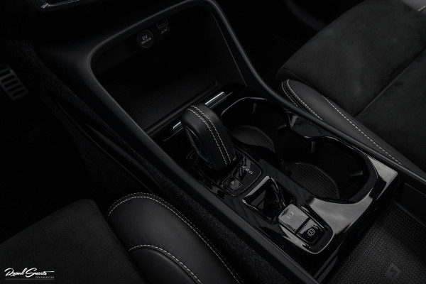 Volvo XC40 1.5 T4 Recharge R-Design Harman Kardon | Panorama dak | Zwenkbare trekhaak | Apple carplay |