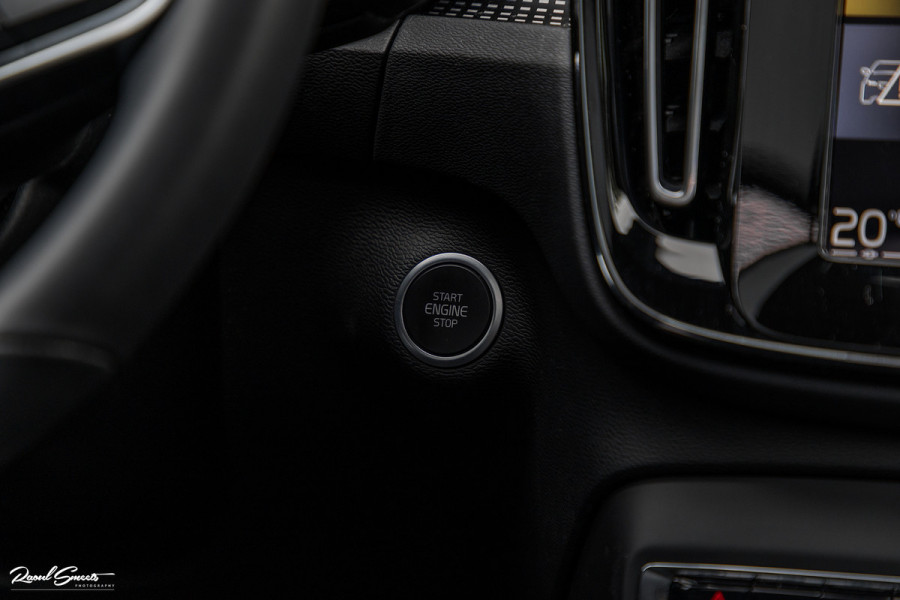 Volvo XC40 1.5 T4 Recharge R-Design Harman Kardon | Panorama dak | Zwenkbare trekhaak | Apple carplay |