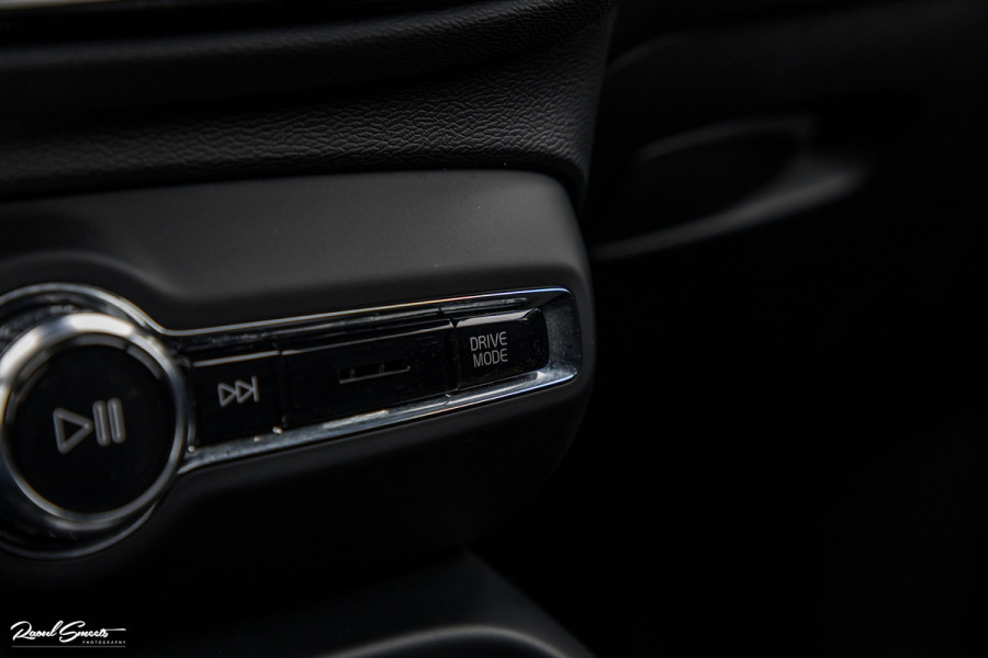Volvo XC40 1.5 T4 Recharge R-Design Harman Kardon | Panorama dak | Zwenkbare trekhaak | Apple carplay |