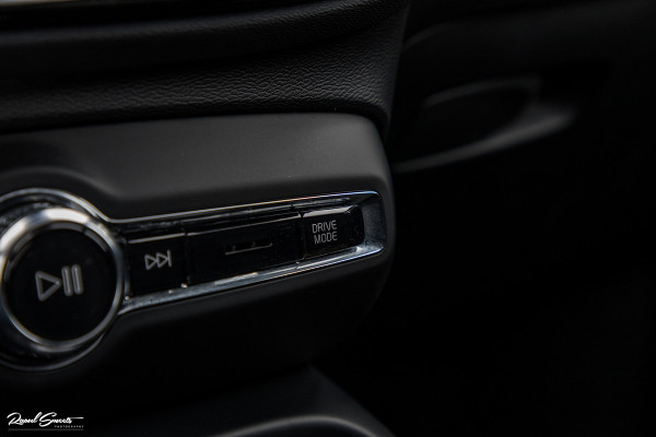 Volvo XC40 1.5 T4 Recharge R-Design Harman Kardon | Panorama dak | Zwenkbare trekhaak | Apple carplay |