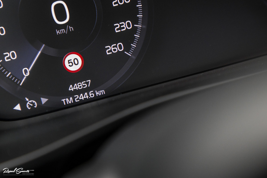Volvo XC40 1.5 T4 Recharge R-Design Harman Kardon | Panorama dak | Zwenkbare trekhaak | Apple carplay |