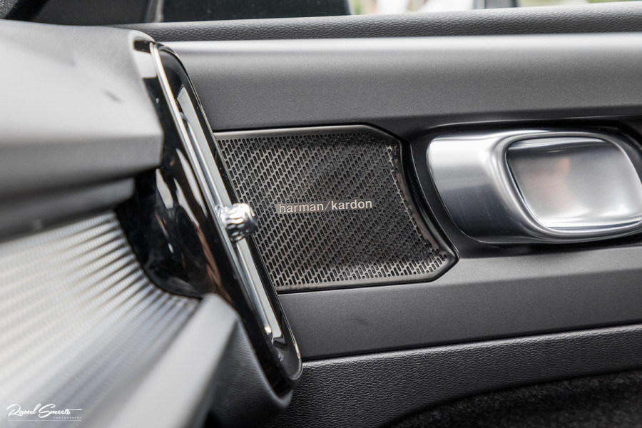 Volvo XC40 1.5 T4 Recharge R-Design Harman Kardon | Panorama dak | Zwenkbare trekhaak | Apple carplay |