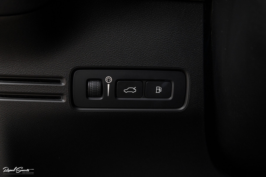 Volvo XC40 1.5 T4 Recharge R-Design Harman Kardon | Panorama dak | Zwenkbare trekhaak | Apple carplay |