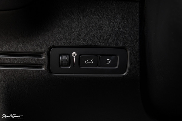 Volvo XC40 1.5 T4 Recharge R-Design Harman Kardon | Panorama dak | Zwenkbare trekhaak | Apple carplay |