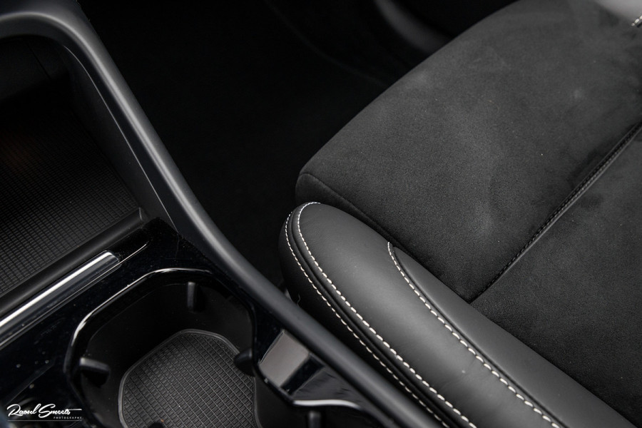 Volvo XC40 1.5 T4 Recharge R-Design Harman Kardon | Panorama dak | Zwenkbare trekhaak | Apple carplay |