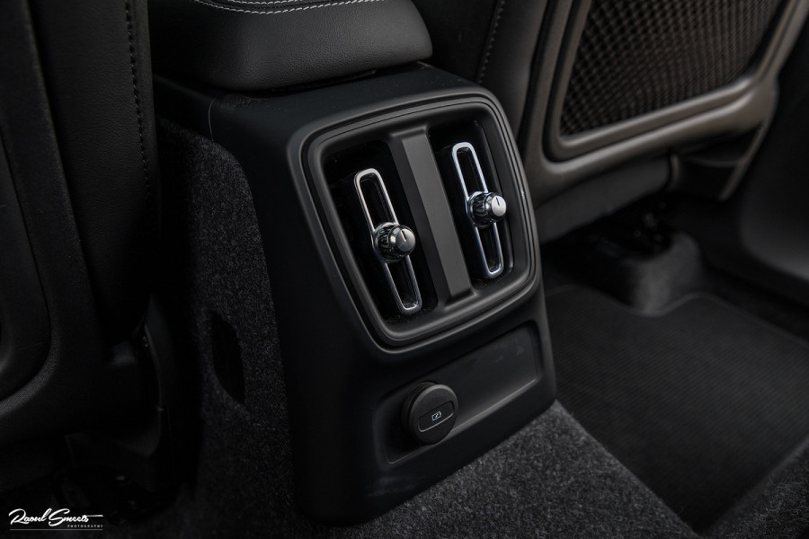 Volvo XC40 1.5 T4 Recharge R-Design Harman Kardon | Panorama dak | Zwenkbare trekhaak | Apple carplay |