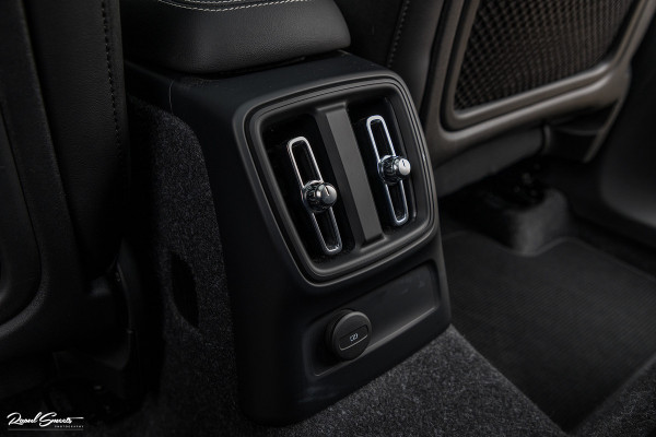 Volvo XC40 1.5 T4 Recharge R-Design Harman Kardon | Panorama dak | Zwenkbare trekhaak | Apple carplay |