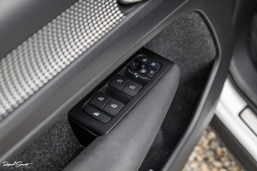 Volvo XC40 1.5 T4 Recharge R-Design Harman Kardon | Panorama dak | Zwenkbare trekhaak | Apple carplay |