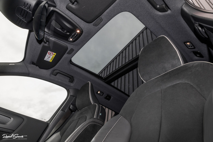 Volvo XC40 1.5 T4 Recharge R-Design Harman Kardon | Panorama dak | Zwenkbare trekhaak | Apple carplay |