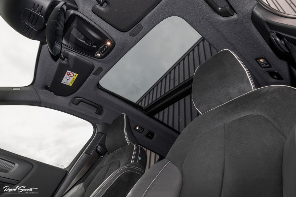 Volvo XC40 1.5 T4 Recharge R-Design Harman Kardon | Panorama dak | Zwenkbare trekhaak | Apple carplay |