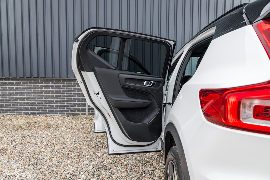 Volvo XC40 1.5 T4 Recharge R-Design Harman Kardon | Panorama dak | Zwenkbare trekhaak | Apple carplay |