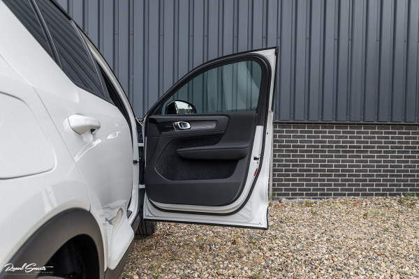 Volvo XC40 1.5 T4 Recharge R-Design Harman Kardon | Panorama dak | Zwenkbare trekhaak | Apple carplay |