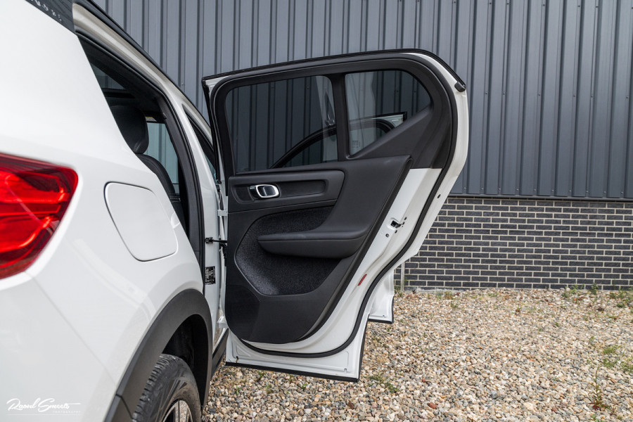 Volvo XC40 1.5 T4 Recharge R-Design Harman Kardon | Panorama dak | Zwenkbare trekhaak | Apple carplay |