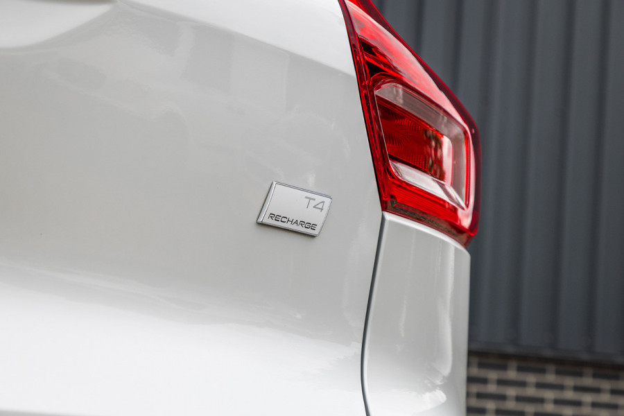 Volvo XC40 1.5 T4 Recharge R-Design Harman Kardon | Panorama dak | Zwenkbare trekhaak | Apple carplay |