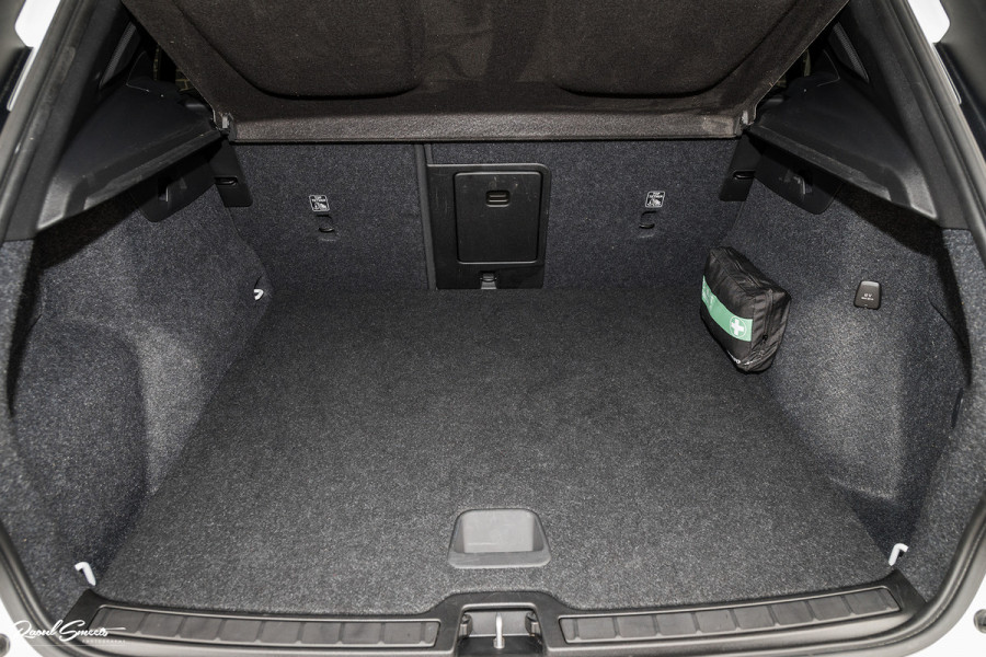 Volvo XC40 1.5 T4 Recharge R-Design Harman Kardon | Panorama dak | Zwenkbare trekhaak | Apple carplay |