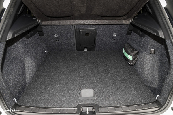 Volvo XC40 1.5 T4 Recharge R-Design Harman Kardon | Panorama dak | Zwenkbare trekhaak | Apple carplay |
