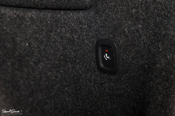 Volvo XC40 1.5 T4 Recharge R-Design Harman Kardon | Panorama dak | Zwenkbare trekhaak | Apple carplay |