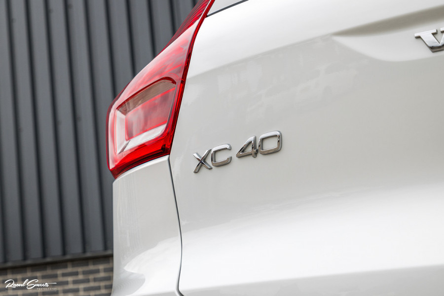 Volvo XC40 1.5 T4 Recharge R-Design Harman Kardon | Panorama dak | Zwenkbare trekhaak | Apple carplay |
