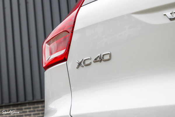 Volvo XC40 1.5 T4 Recharge R-Design Harman Kardon | Panorama dak | Zwenkbare trekhaak | Apple carplay |