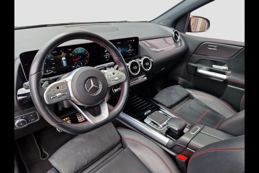 Mercedes-Benz B-Klasse 180 Business Solution AMG | Pano | Trekhaak | Stoelverwarming | LED | Climate |