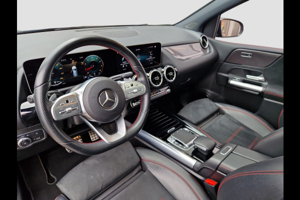 Mercedes-Benz B-Klasse 180 Business Solution AMG | Pano | Trekhaak | Stoelverwarming | LED | Climate |