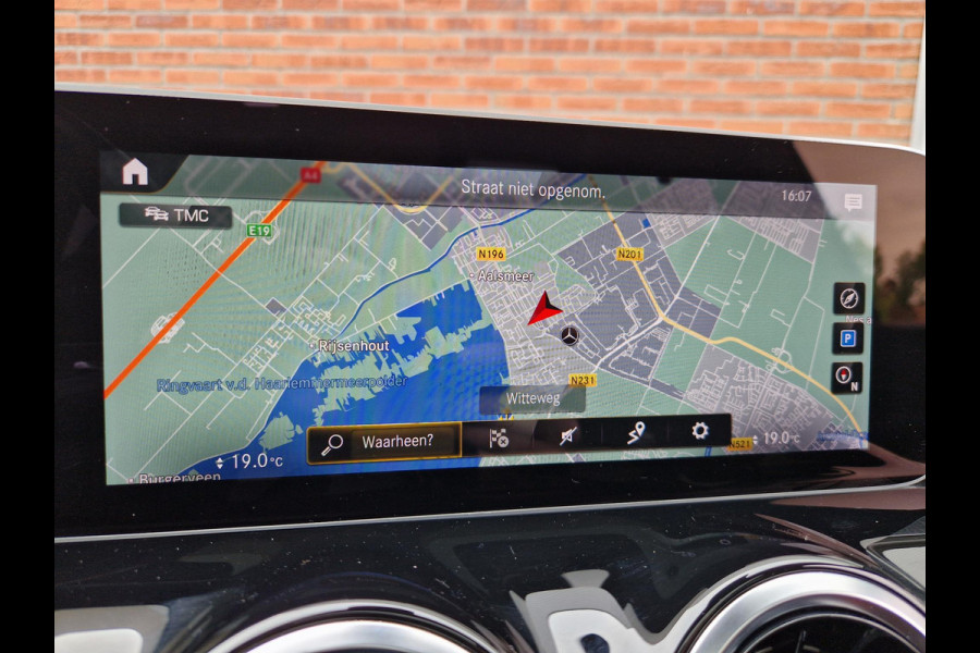 Mercedes-Benz B-Klasse 180 Business Solution AMG | Pano | Trekhaak | Stoelverwarming | LED | Climate |