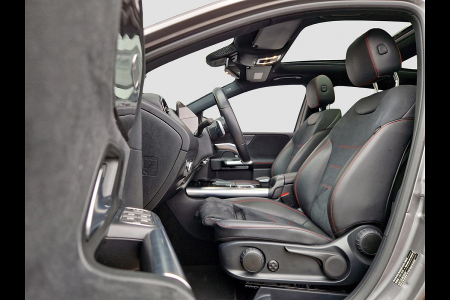 Mercedes-Benz B-Klasse 180 Business Solution AMG | Pano | Trekhaak | Stoelverwarming | LED | Climate |