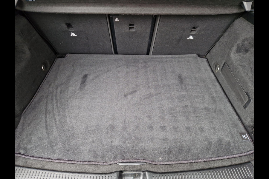 Mercedes-Benz B-Klasse 180 Business Solution AMG | Pano | Trekhaak | Stoelverwarming | LED | Climate |