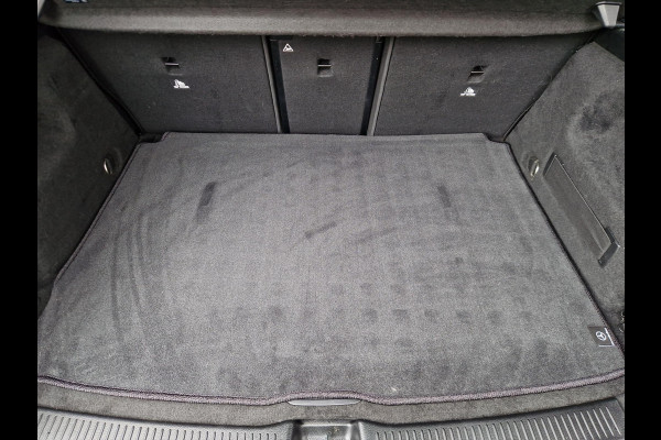 Mercedes-Benz B-Klasse 180 Business Solution AMG | Pano | Trekhaak | Stoelverwarming | LED | Climate |