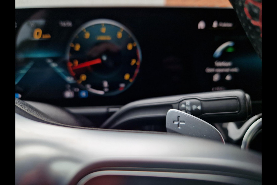 Mercedes-Benz B-Klasse 180 Business Solution AMG | Pano | Trekhaak | Stoelverwarming | LED | Climate |