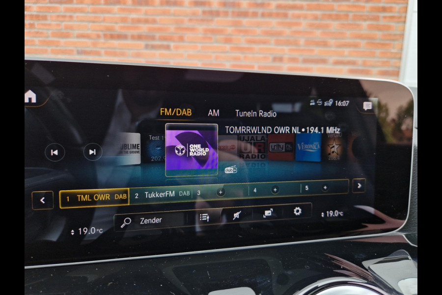 Mercedes-Benz B-Klasse 180 Business Solution AMG | Pano | Trekhaak | Stoelverwarming | LED | Climate |