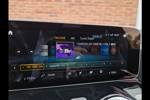 Mercedes-Benz B-Klasse 180 Business Solution AMG | Pano | Trekhaak | Stoelverwarming | LED | Climate |