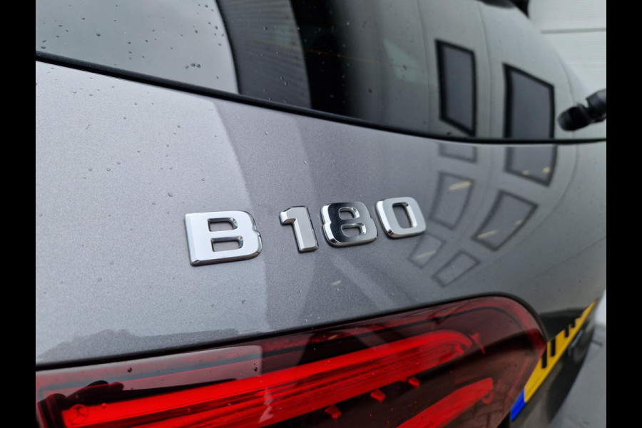 Mercedes-Benz B-Klasse 180 Business Solution AMG | Pano | Trekhaak | Stoelverwarming | LED | Climate |