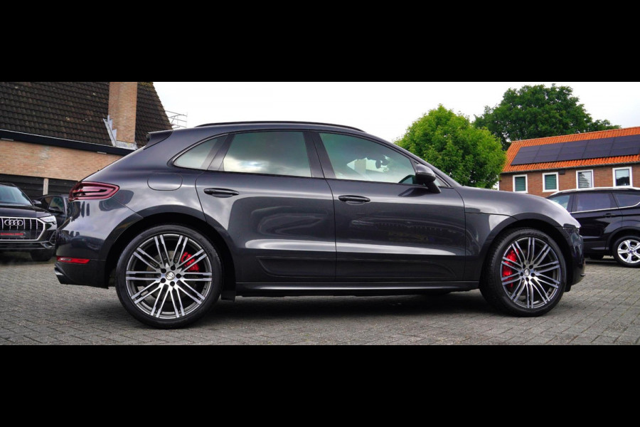Porsche Macan 3.6 Turbo Performance Package | 440pk | PASM | Glazen Pano | Sport Chrono | Carbon Interieur