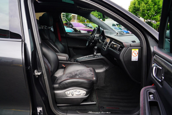 Porsche Macan 3.6 Turbo Performance Package | 440pk | PASM | Glazen Pano | Sport Chrono | Carbon Interieur