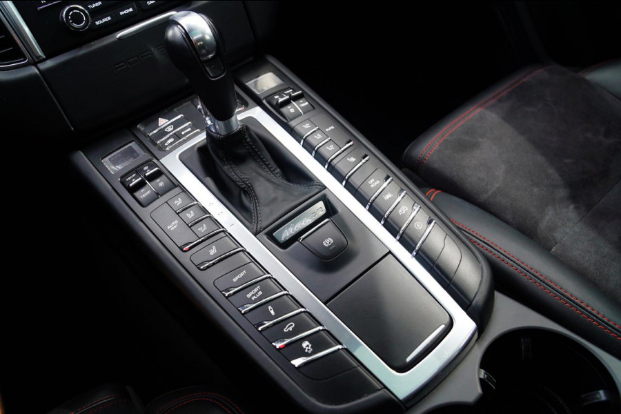 Porsche Macan 3.6 Turbo Performance Package | 440pk | PASM | Glazen Pano | Sport Chrono | Carbon Interieur