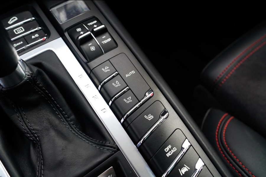 Porsche Macan 3.6 Turbo Performance Package | 440pk | PASM | Glazen Pano | Sport Chrono | Carbon Interieur