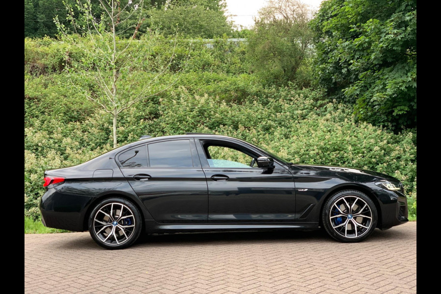 BMW 5 Serie 530e Business Edition Plus | M Sport | Leder | Camera | ACC | Schuifdak | 19 Inch |