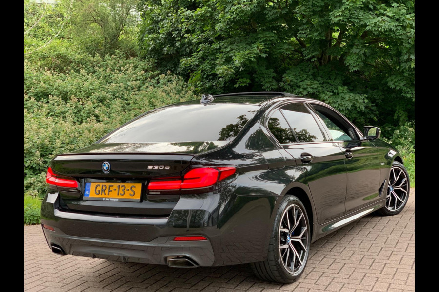 BMW 5 Serie 530e Business Edition Plus | M Sport | Leder | Camera | ACC | Schuifdak | 19 Inch |